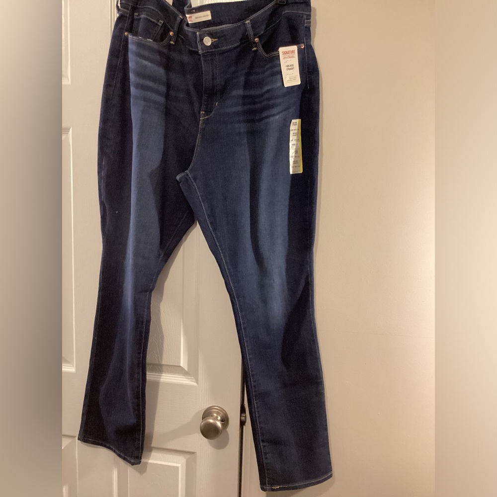 NWT Women SIGNATURE LEVIS’ STRAUSS mid- rise straight denim Size  20M